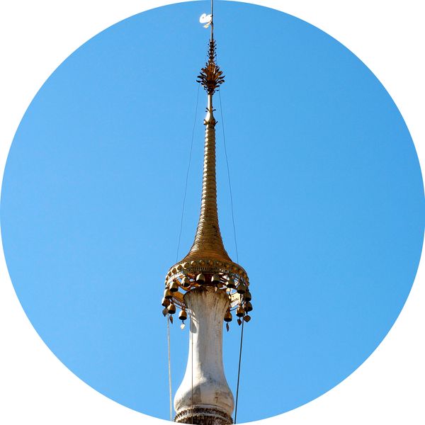 Hti, een soort paraplu boven op een stoepa, Inlemeer • Myanmar